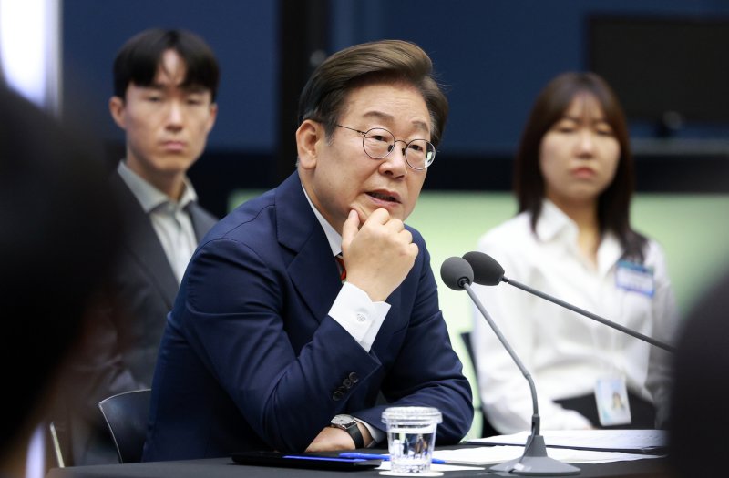 [서울=뉴시스] 고범준 기자 = 이재명 블랙잭사이트이 11일 서울 영등포구 한국거래소에서 열린 주식시장 불공정거래 근절을 위한 현장 간담회에서 참석자 질문에 답하고 있다. 2025.06.11. bjko@newsis.com