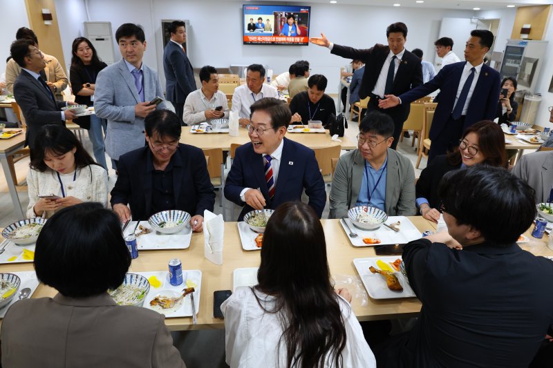 [서울=뉴시스] 최진석 기자 = 이재명 대통령이 11일 서울 용산 대통령실 기자식당에서 출입기자들과 식사를 하고 있다. 2025.06.11. myjs@newsis.com