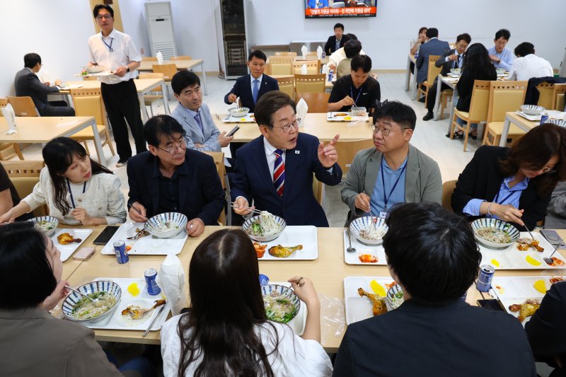 [서울=뉴시스] 최진석 기자 = 이재명 대통령이 11일 서울 용산 대통령실 기자식당에서 출입기자들과 식사를 하고 있다. 2025.06.11. myjs@newsis.com