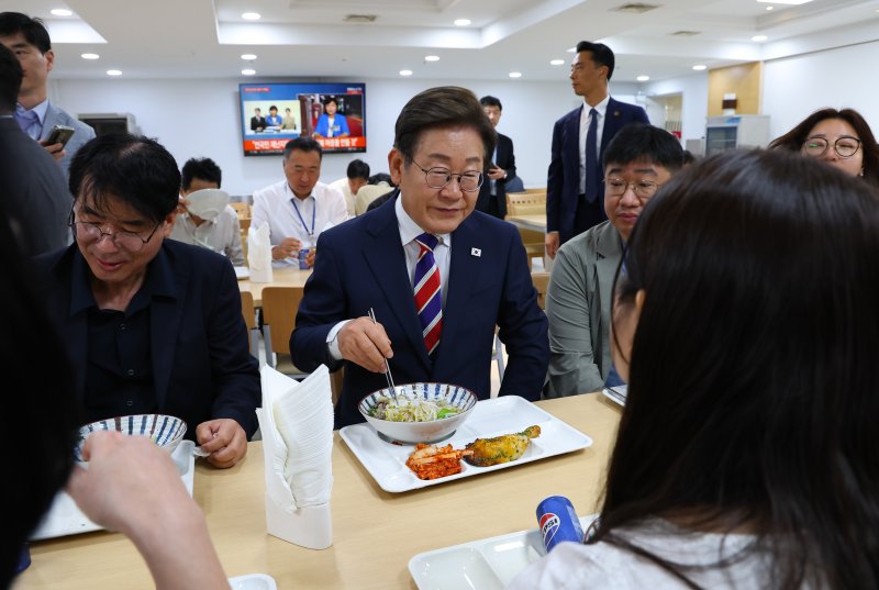 [서울=뉴시스] 최진석 기자 = 이재명 대통령이 11일 서울 용산 대통령실 기자식당에서 출입기자들과 식사를 하며 대화를 나누고 있다. 2025.06.11. myjs@newsis.com