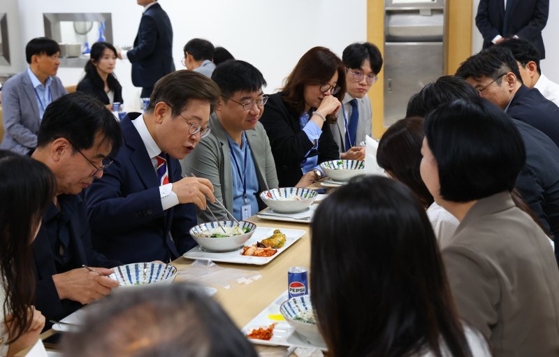 [서울=뉴시스] 최진석 기자 = 이재명 대통령이 11일 서울 용산 대통령실 기자식당에서 출입기자들과 식사를 하고 있다. 2025.06.11. myjs@newsis.com