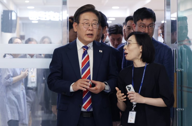 [서울=뉴시스] 최진석 기자 = 이재명 대통령이 11일 서울 용산 대통령실 기자식당에서 식사를 마친 뒤 출입기자들과 인사를 나누며 이동하고 있다. 2025.06.11. myjs@newsis.com