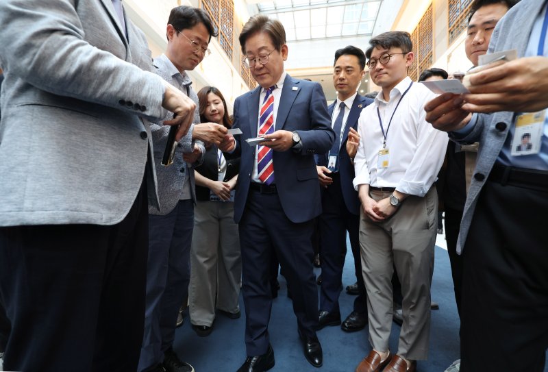 [서울=뉴시스] 최진석 기자 = 이재명 대통령이 11일 서울 용산 대통령실 기자식당에서 식사를 마친 뒤 출입기자들과 인사를 나누며 명함을 받고 있다. 2025.06.11. myjs@newsis.com
