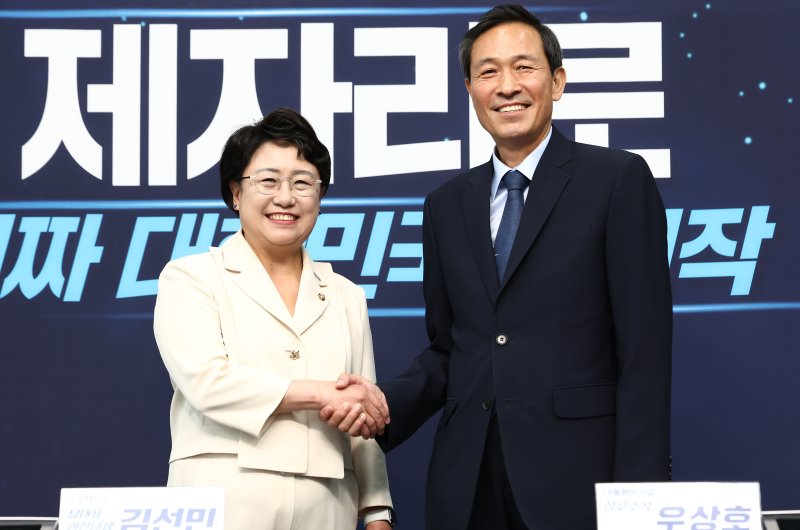 우상호 대통령실 정무수석이 11일 오후 서울 여의도 국회에서 김선민 조국혁신당 대표 권한대행을 예방하고 있다. 2025.6.11/뉴스1 ⓒ News1 김민지 기자