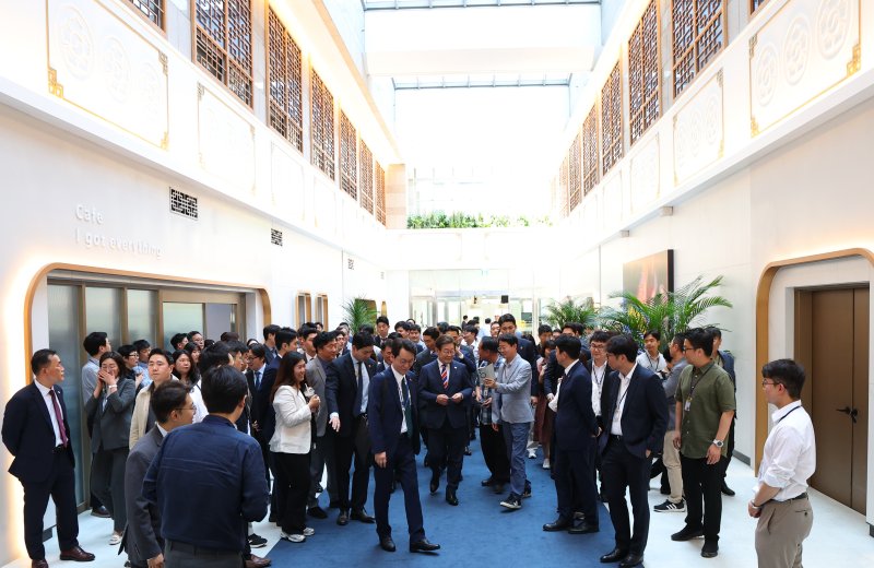 [서울=뉴시스] 최진석 기자 = 이재명 대통령이 11일 서울 용산 대통령실 기자식당에서 식사를 마친 뒤 출입기자들과 이동하고 있다. 2025.06.11. myjs@newsis.com