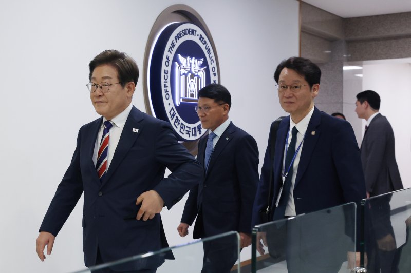 [서울=뉴시스] 최진석 기자 = 이재명 대통령이 11일 서울 용산 대통령실 기자식당에서 식사를 마친 뒤 이동하고 있다. 2025.06.11. myjs@newsis.com