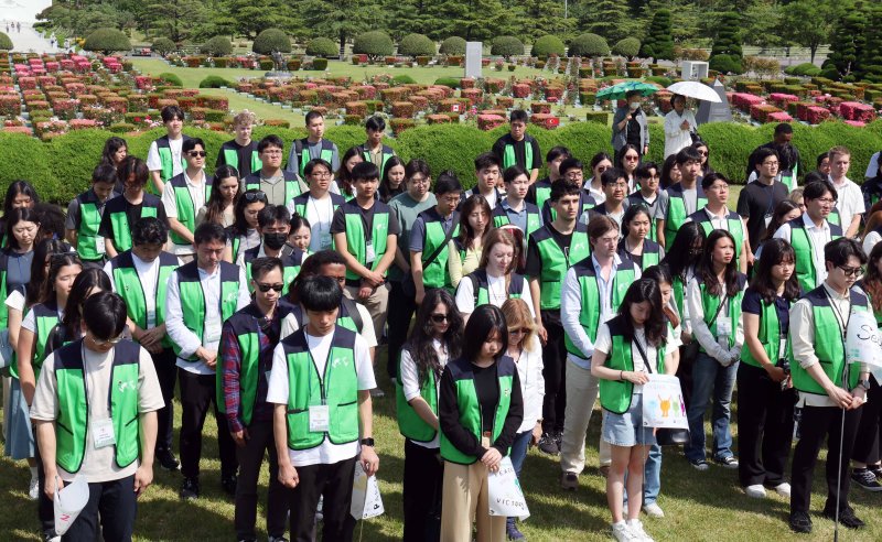 [부산=뉴시스] 하경민 기자 = 유엔참전국 후손 교류캠프 참가자들이 11일 부산 남구 유엔기념공원 전몰장병묘역을 참배하고 있다. 올해로 16회째를 맞는 이번 캠프에는 6·25전쟁 유엔군 참전용사 후손과 참전국·국내 대학생 등 13개국 150명이 참여했다. 2025.06.11. yulnetphoto@newsis.com