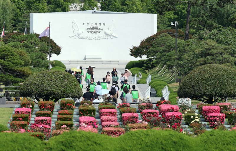 [부산=뉴시스] 하경민 기자 = 유엔참전국 후손 교류캠프 참가자들이 11일 부산 남구 유엔기념공원 전몰장병묘역을 참배하고 있다. 올해로 16회째를 맞는 이번 캠프에는 6·25전쟁 유엔군 참전용사 후손과 참전국·국내 대학생 등 13개국 150명이 참여했다. 2025.06.11. yulnetphoto@newsis.com