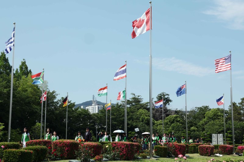 [부산=뉴시스] 하경민 기자 = 유엔참전국 후손 교류캠프 참가자들이 11일 부산 남구 유엔기념공원 전몰장병묘역을 참배하고 있다. 올해로 16회째를 맞는 이번 캠프에는 6·25전쟁 유엔군 참전용사 후손과 참전국·국내 대학생 등 13개국 150명이 참여했다. 2025.06.11. yulnetphoto@newsis.com