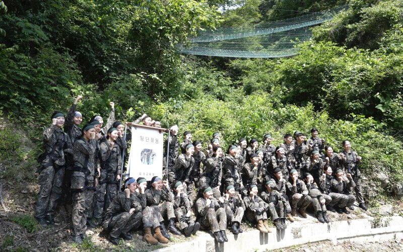 11일 국군간호사관학교 생도들이 전남 화순군 육군보병학교 동복유격훈련장에서 오전 장애물극복훈련을 마치고 기념촬영을 하고있다. 2025.6.11/뉴스1 ⓒ News1 김태성 기자