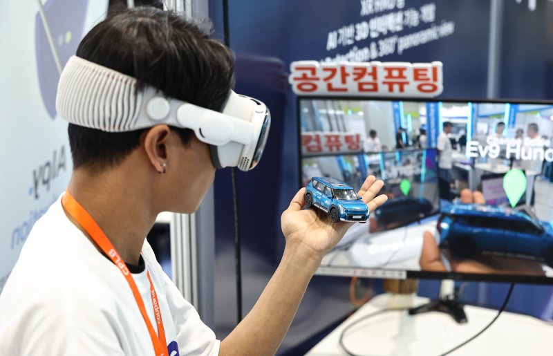 11일 서울 강남구 코엑스에서 열린 '2025 스마트테크 코리아'에서 관람객들이 AI를 활용한 공간컴퓨팅을 체험하고 있다. 2025.6.11/뉴스1 ⓒ News1 김도우 기자
