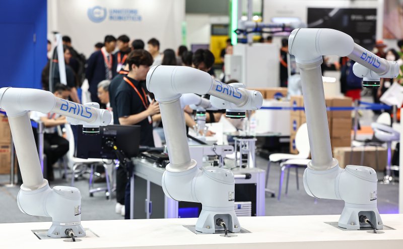 11일 서울 강남구 코엑스에서 열린 '2025 스마트테크 코리아'에서 관람객들이 로봇을 활용한 제조시스템을 살펴보고 있다. 2025.6.11/뉴스1 ⓒ News1 김도우 기자