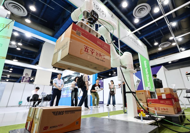 11일 서울 강남구 코엑스에서 열린 '2025 스마트테크 코리아'에서 관람객들이 로봇을 활용한 물류시스템을 살펴보고 있다. 2025.6.11/뉴스1 ⓒ News1 김도우 기자