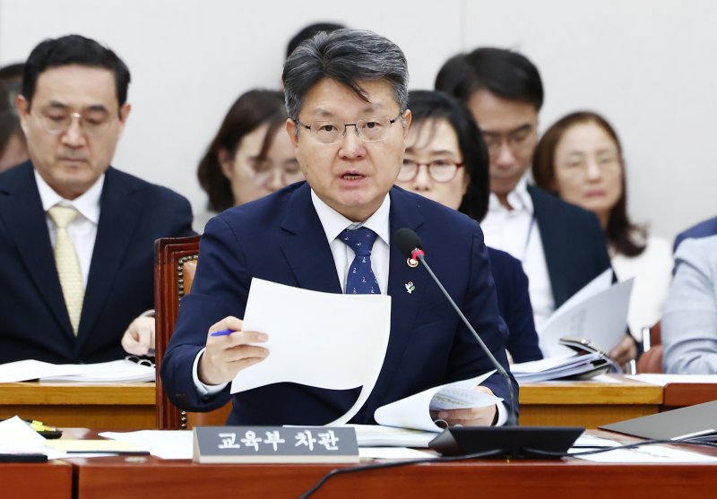 오석환 교육부 차관이 11일 서울 여의도 국회에서 열린 편향된 역사관을 심는 교육을 해온 의혹을 받는 극우 성향 역사교육단체인 리박스쿨 관련 교육위원회 전체회의에서 의원 질의에 답변하고 있다. 2025.6.11/뉴스1 ⓒ News1 김민지 기자