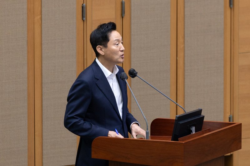 오세훈 서울시장이 11일 오후 서울 중구 서울시의회에서 열린 제331회 정례회 제2차 본회의에서 박수빈 서울시의원의 시정질문에 답하고 있다. 2025.6.11/뉴스1 ⓒ News1 이승배 기자