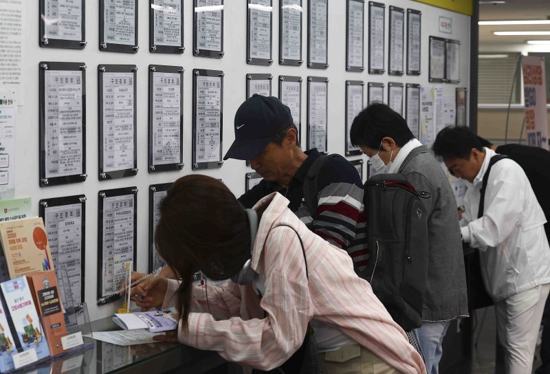 "2050년 부양부담, 올해보다 두 배 급증할 것"...고령화·취업자수 감소에 경제비용 '쑥'