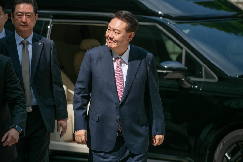 [서울=뉴시스] 사진공동취재단 = 12·3 비상계엄 사태로 정신적 피해를 입었다며 시민들로부터 위자료 청구 소송을 당한 윤석열 전 대통령이 원고 측 대리인을 상대로 토토사이트 담보 제공을 신청했으나 법원에서 기각됐다. 사진은 윤석열 전 대통령이 지난 9일 서울 서초구 서울중앙지방법원에서 열린 내란 우두머리 혐의·직권남용 권리행사 방해 혐의 사건 6차 공판에 출석하는 모습. 2025.06.09. photo@newsis.com