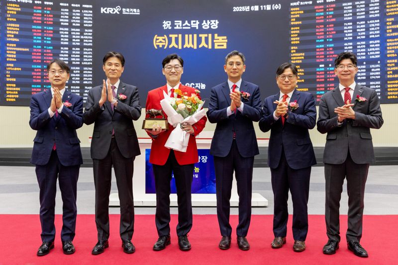 11일 서울 여의도 한국거래소에서 열린 상장기념식에서 김대영 한국IR협의회 부회장(왼쪽부터), 민경욱 한국거래소 코스닥시장 본부장, 기창석 GC지놈 대표이사, 허용준 녹십자홀딩스 대표이사, 이충훈 삼성증권 부사장, 김준만 코스닥협회 전무가 기념사진 촬영을 하고 있다. GC지놈 제공