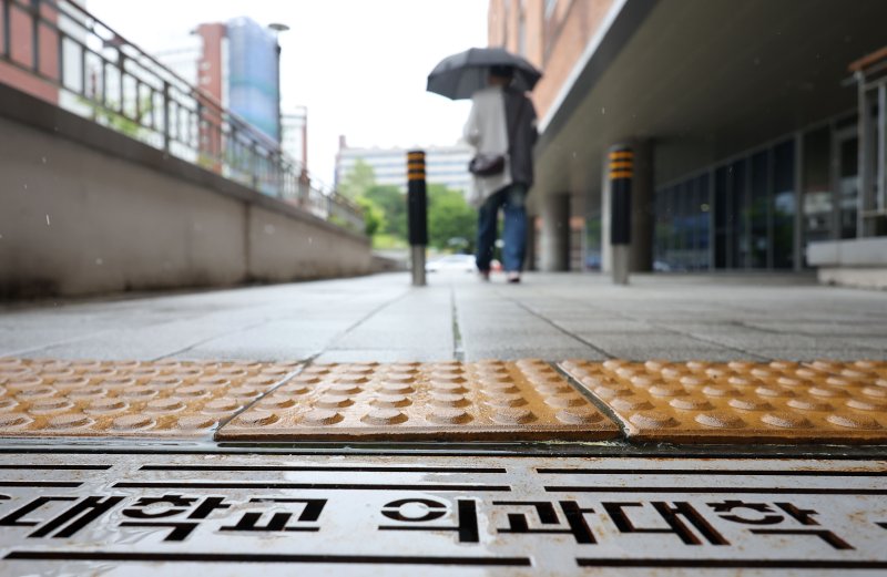 [서울=뉴시스] 김선웅 기자 = 교육부가 전국 40곳 의과대학 유급·제적 현황 조사를 마감하고 9일 전체 유급 규모를 발표했다. 발표에 따르면 의대생 1만9475명 중 8305명이 유급, 46명이 제적 처리됐다.이날 서울 소재 의과대학에서 한 시민이 이동하고 있다. 2025.05.09. mangusta@newsis.com