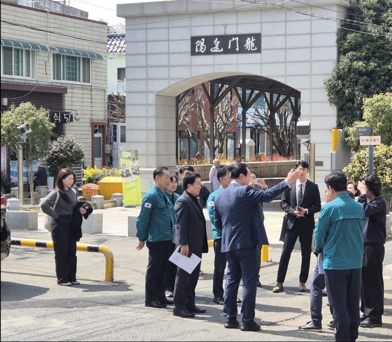 국가유산청과 통영시 관계자들이 해저터널 현장을 답사하고 있다.(통영시 제공. 재판매 및 DB금지)