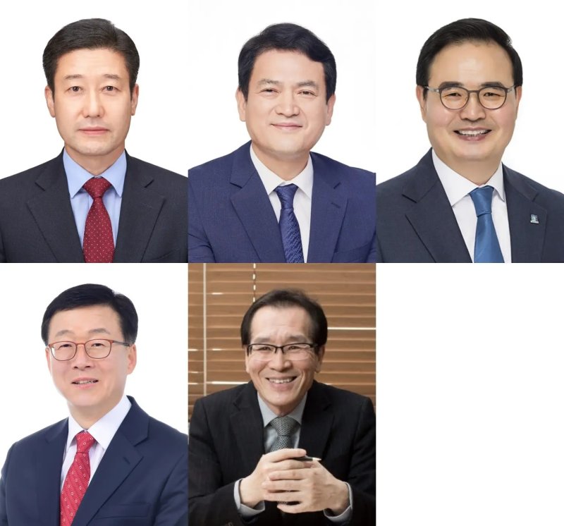 상단 왼쪽부터 노승일 위원장, 김경욱 전 위원장, 맹정섭 전 위원장. 하단 왼쪽부터 정용근 충주인구와미래포럼 대표, 김상규 충주시바르게살기협의회 부회장.
