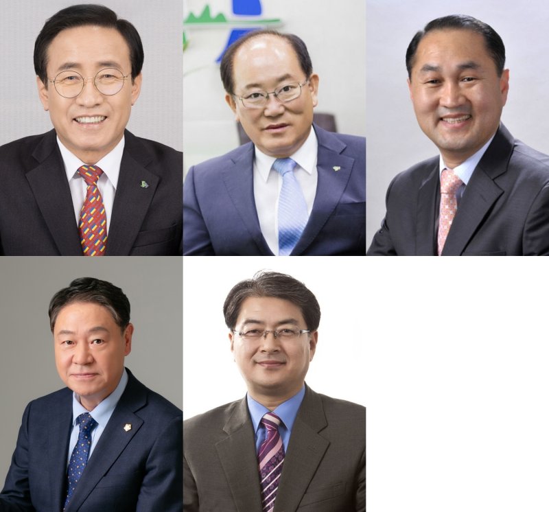 상단 왼쪽부터 김문근 군수, 류한우 전 군수, 오영탁 충북도의원. 하단 왼쪽부터 장영갑 단양군의원, 김광직 전 한국가스안전공사 상임감사.