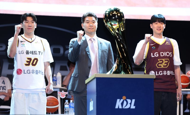 [서울=뉴시스] 김진아 기자 = 창원 LG 조상현 감독, 전성현, 두경민이 지난해 10월15일 서울 용산구 블루스퀘어에서 열린 2024-2025시즌 프로농구 개막 미디어데이&팬페스트에서 포즈를 취하고 있다. 2024.10.15. bluesoda@newsis.com
