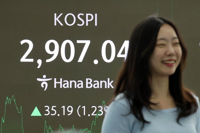 코스피가 3년 5개월 만에 2,900선을 넘어선 11일 오후 서울 중구 하나은행 본점 딜링룸 전광판에 종가가 표시되고 있다. 이날 코스피 지수는 전 거래일 대비 35.19p(1.23%) 상승한 2907.04, 코스닥 지수는 15.09p(1.96%) 상승한 786.29으로 장을 마감했다. 2025.6.11/뉴스1 ⓒ News1 이동해 기자