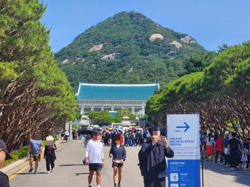 11일 청와대를 구경하러 온 관람객들이 정문 오른편으로 줄을 서며 입장하고 있다. 2025.06.11/ⓒ 뉴스1 권진영 기자