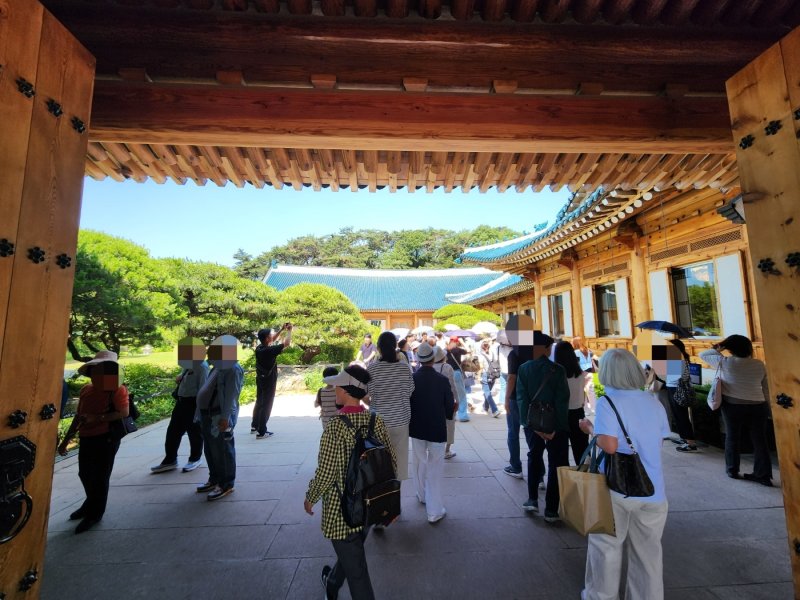 11일 관람객들이 서울시 종로구 청와대 내에 위치한 대통령 관저를 보기 위해 입구에 들어서고 있다. 2025.06.11/ⓒ 뉴스1 권진영 기자