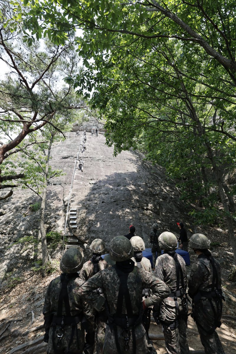 11일 국군간호사관학교 생도들이 전남 화순군 육군보병학교 동복유격훈련장에서 동료들의 암벽 하강을 지켜보며 응원하고 있다. 2025.6.11/뉴스1 ⓒ News1 김태성 기자
