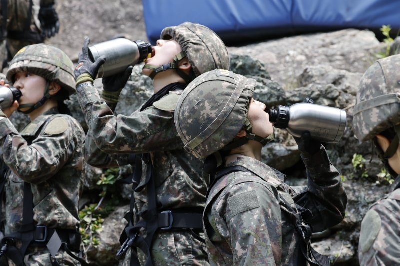 11일 국군간호사관학교 생도들이 전남 화순군 육군보병학교 동복유격훈련장에서 장애물극복훈련으로 암벽 하강을 한 후 물을 먹고 있다. 2025.6.11/뉴스1 ⓒ News1 김태성 기자
