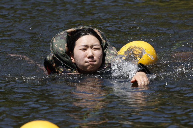 11일 국군간호사관학교 생도들이 전남 화순군 육군보병학교 동복유격훈련장에서 하천 하향횡단훈련을 하고 있다. 2025.6.11/뉴스1 ⓒ News1 김태성 기자