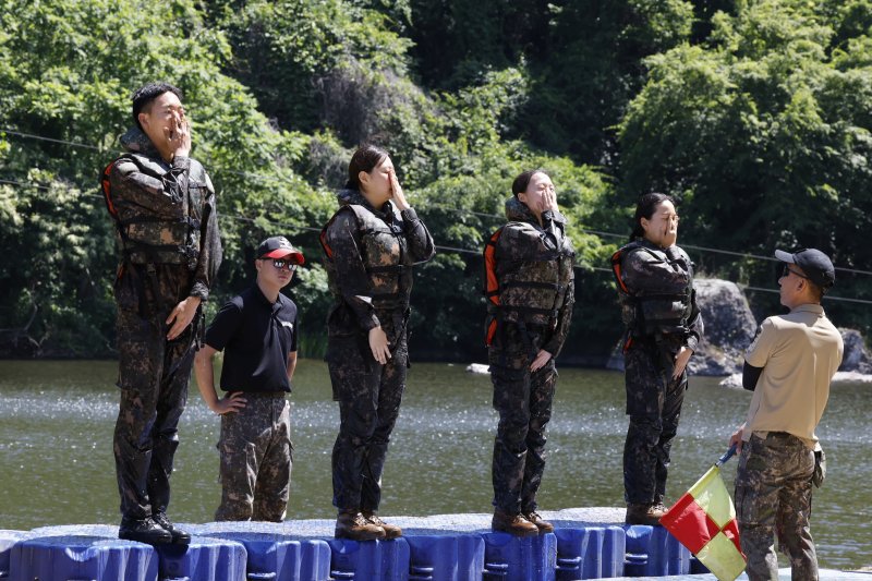 11일 국군간호사관학교 생도들이 전남 화순군 육군보병학교 동복유격훈련장에서 하천 하향횡단훈련을 하기위해 준비자세를 하고있다. 2025.6.11/뉴스1 ⓒ News1 김태성 기자
