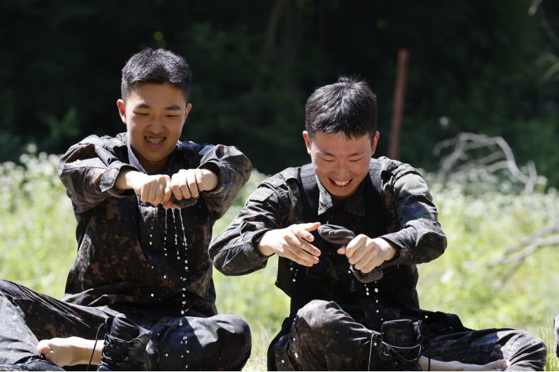 11일 국군간호사관학교 생도들이 전남 화순군 육군보병학교 동복유격훈련장에서 하천 하향횡단훈련을 마친후 군화 속 양말의 물을 짜고 있다. 2025.6.11/뉴스1 ⓒ News1 김태성 기자