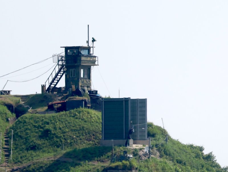 [파주=뉴시스] 홍효식 기자 = 정부가 북한의 대남 오물 풍선 재살포에 대응하기 위해 대북 확성기를 설치하고 방송을 실시하기로 결정한 9일 경기도 파주시 접경지역에서 바라본 한국 측 초소 오른쪽으로 대북 확성기 관련 군사 시설물이 보이고 있다. 2024.06.09. yesphoto@newsis.com
