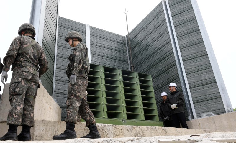 【파주=뉴시스】사진공동취재단 = 육군 9사단 교하중대 교하 소초 장병들이 1일 경기도 파주시 민간인 통제구역내 설치되어 있는 고정형 대북 확성기를 철거하고 있다. 2018.05.01. photo@newsis.com