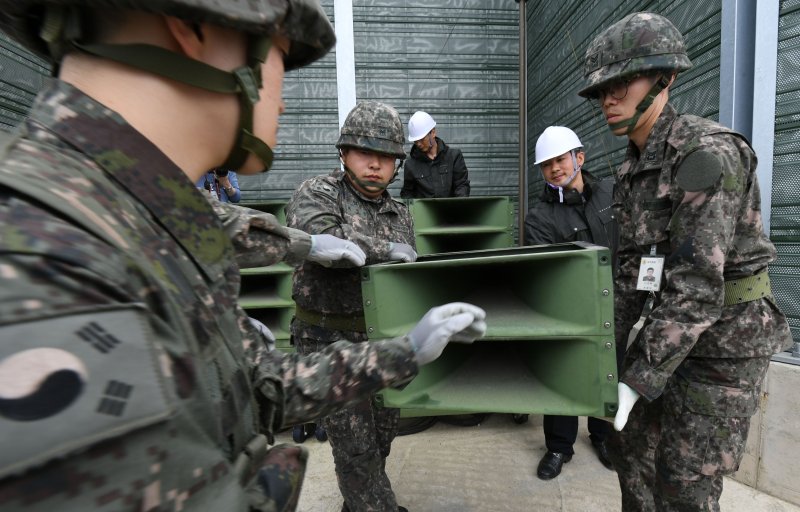 【파주=뉴시스】사진공동취재단 = 육군 9사단 교하중대 교하 소초 장병들이 1일 경기도 파주시 민간인 통제구역내 설치되어 있는 고정형 대북 확성기를 철거하고 있다. 2018.05.01. photo@newsis.com