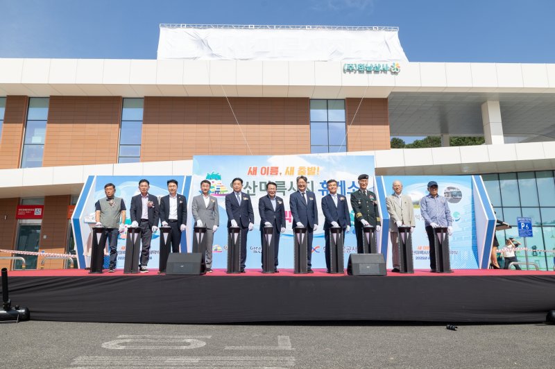 11일 개최된 익산미륵사지휴게소 제막식에 정헌율 익산시장과 김경진 익산시의회 의장 등이 참석해 제막 퍼포먼스를 하고 있다.(익산시 제공. 재판매 및 DB금지)