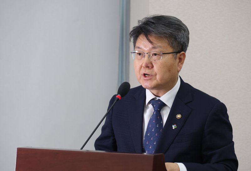[서울=뉴시스] 고승민 기자 = 11일 서울 여의도 국회에서 열린 제426회국회(임시회) 교육위원회 제1차 전체회의에서 오석환 교육부 차관이 업무보고를 하고 있다. 2025.06.11. kkssmm99@newsis.com