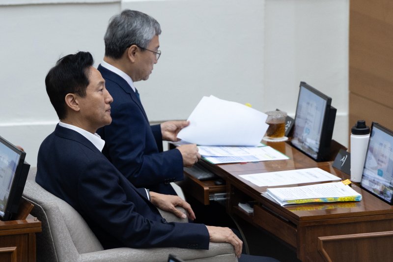 오세훈 서울시장과 정근식 서울시교육감이 11일 오후 서울 중구 서울시의회에서 열린 제331회 정례회 제2차 본회의에 자리하고 있다. 2025.6.11/뉴스1 ⓒ News1 이승배 기자