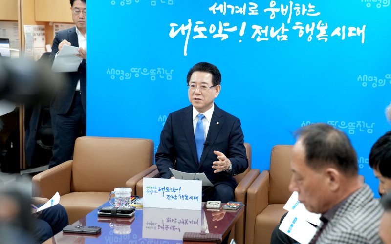 김영록 전라남도지사가 4일 도청 기자실에서 미국순방 기간 중 AI 슈퍼클러스터 허브 투자 유치와 글로벌 기업 및 기관과의 협력 등에 관한 성과를 발표하고 있다.(전남도 제공. 재판매 및 DB금지) 2025.3.4/뉴스1