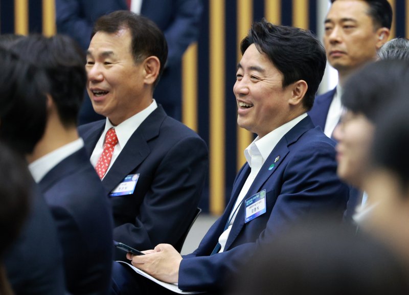 [서울=뉴시스] 고범준 기자 = 강훈식 비서실장이 11일 서울 영등포구 한국거래소에서 열린 주식시장 불공정거래 근절을 위한 현장 간담회에서 이재명 대통령의 발언을 듣고 밝게 웃고 있다. 왼쪽은 정은보 한국거래소 이사장. 2025.06.11. bjko@newsis.com