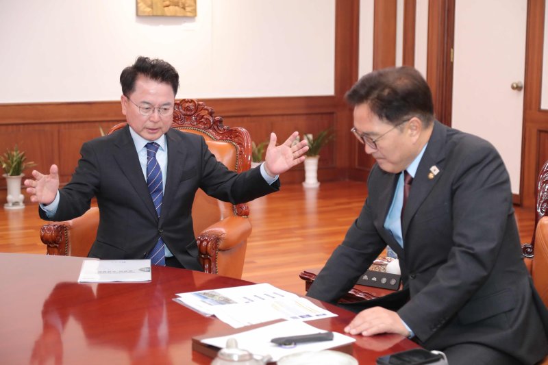 육동한 춘천시장이 11일 국회에서 우원식 의장과 만나 춘천 현안에 대해 설명하고 국비 지원을 요청했다.(춘천시 제공, 재판매 및 DB금지)