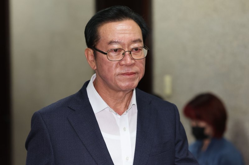 [서울=뉴시스] 권창회 기자 = 이종배 국민의힘 의원이 지난 9일 오전 서울 여의도 국회 원내대표실에서 4선 의원 이상 회의에 참석하고 있다. 2025.06.09. kch0523@newsis.com