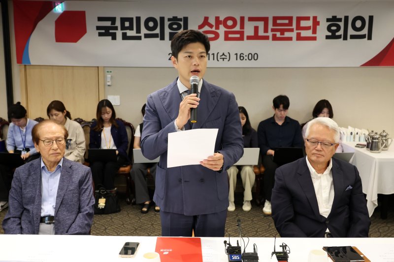 [서울=뉴시스] 조성우 기자 = 김용태 국민의힘 비상대책위원장이 11일 오후 서울 여의도의 한 식당에서 열린 상임고문단 회의에서 발언하고 있다. 2025.06.11. xconfind@newsis.com