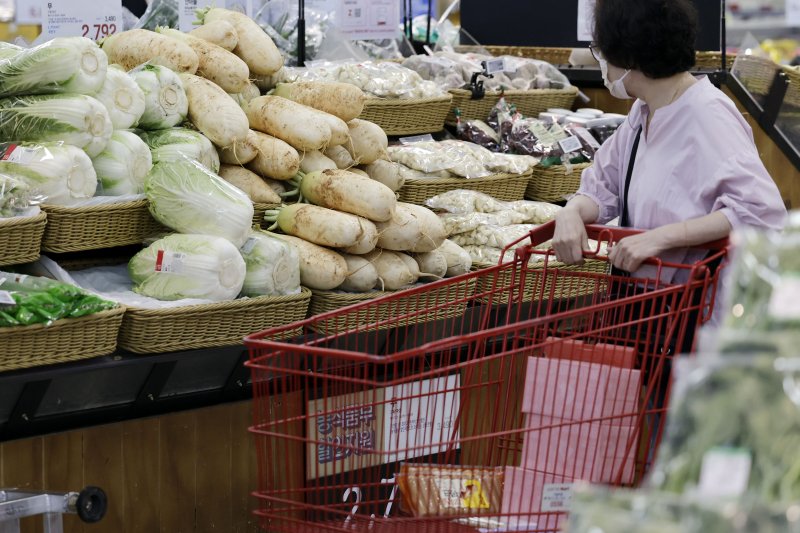 [서울=뉴시스] 최동준 기자 = 통계청이 4일 발표한 '5월 소비자물가동향'에 따르면 채소와 과일, 석유류 등의 가격 하락 영향으로 소비자물가 상승률이 올해 들어 처음 1%대로 떨어졌다.농산물 중 채소류 가격은 전년 동월 대비 5.4%나 급락해 37개월 만에 가장 큰 폭의 하락세를 나타냈다. 사진은 이날 서울 시내 대형마트 내 채소류 매대 모습. 2025.06.04. photocdj@newsis.com