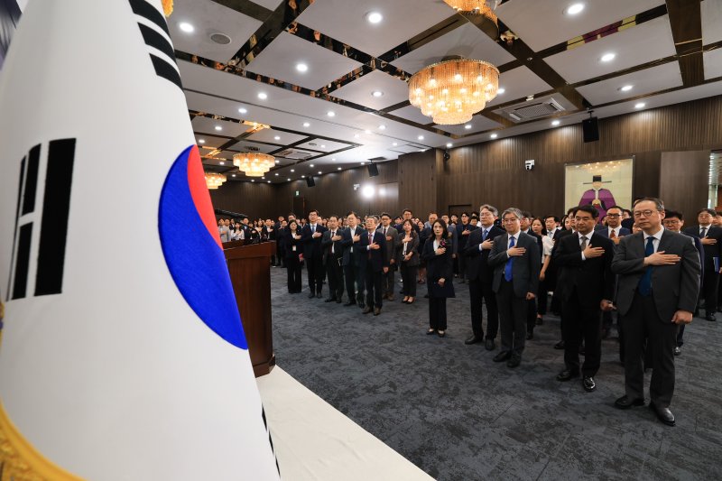[서울=뉴시스] 배훈식 기자 = 김진아 신임 외교부 2차관이 11일 오후 서울 종로구 외교부 청사에서 열린 취임식에서 국민의례를 하고 있다. (공동취재) 2025.06.11. photo@newsis.com