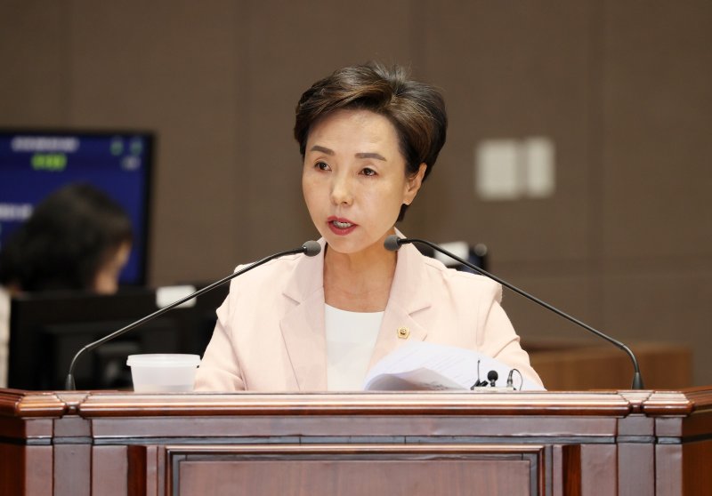 박미옥 충남도의원이 11일 도의회 본회의장에서 열린 교육행정 질문에서 발언하고 있다. (충남도의회 제공, 재판매 및 DB금지) / 뉴스1