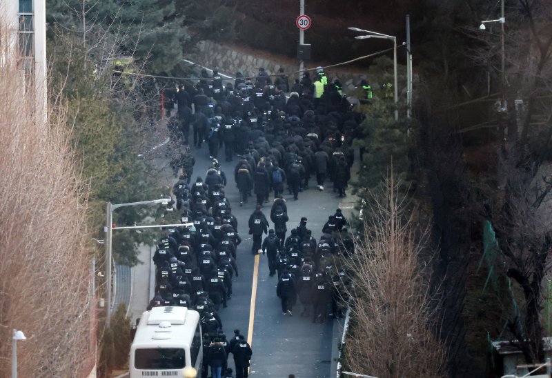 고위공직자범죄수사처와 경찰로 구성된 공조수사본부가 윤석열 대통령에 대한 2차 체포영장 집행에 돌입한 1월 15일 오전 공수처 수사관들과 경찰 인력이 서울 용산구 한남동 대통령 관저 정문을 통과하고 있다. 2025.1.15/뉴스1 ⓒ News1 오대일 기자
